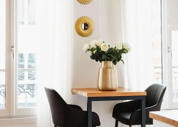 La Mome — Parking, Quartier Historique & Anime