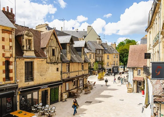 La Mome — Parking, Quartier Historique & Anime *