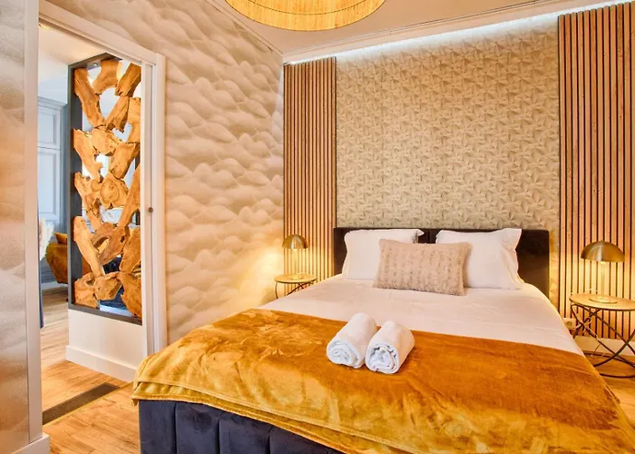 La Mome — Parking, Quartier Historique & Anime *